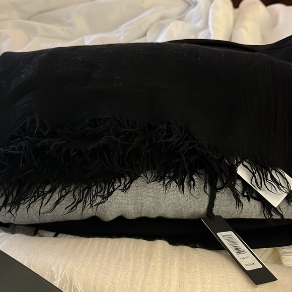 NWT BANANA REPUBLIC CARO VISCOSE-CASHMERE LAYERING SCARF - Picture 3 of 6